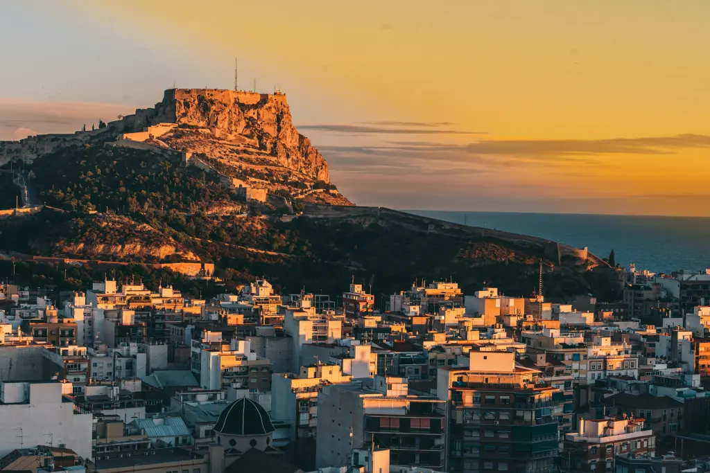Alicante con el castillo de Santa Bárbara al atardecer