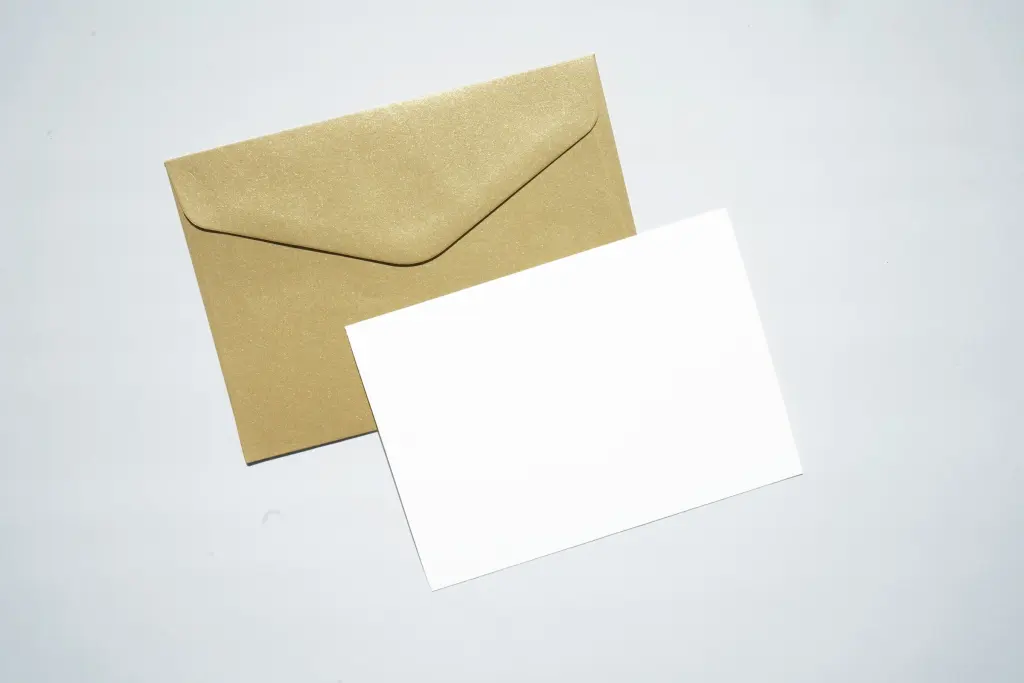 Sobre de papel y una carta sobre una mesa blanca