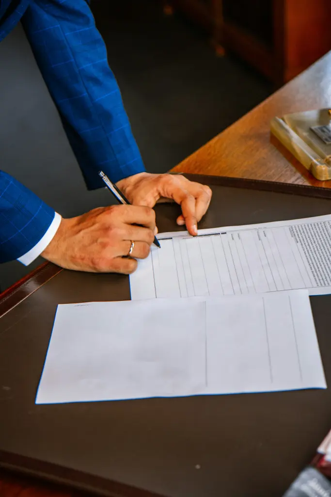 Persona escribiendo sobre un documento